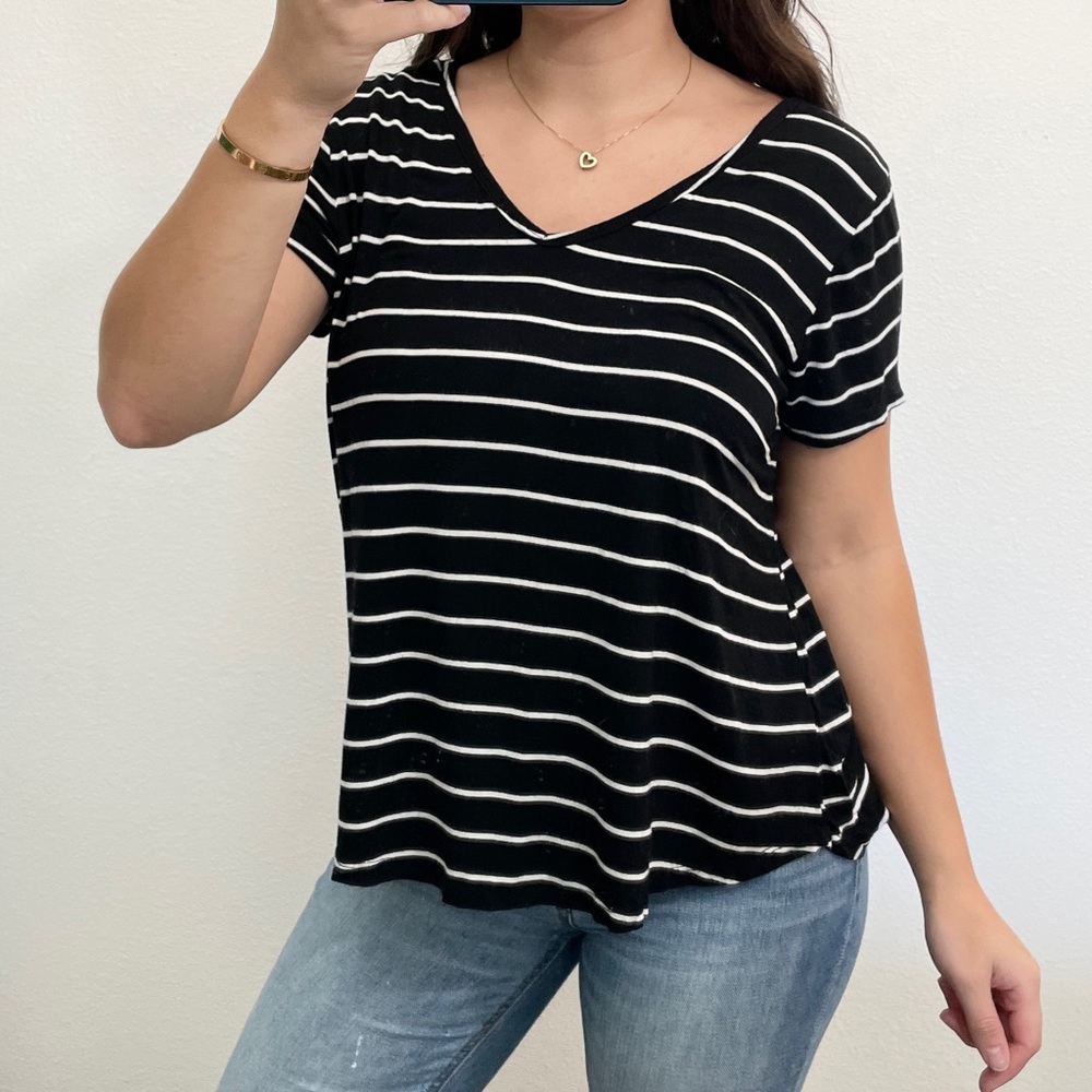 Black and white striped loose v-neck t-shirt